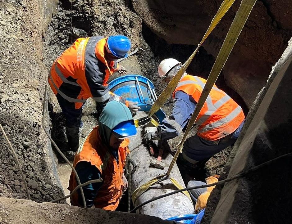 Aguas Magallanes ejecutó trabajos de reparación en alimentadora de agua potable, sin generar corte de suministro en Punta Arenas