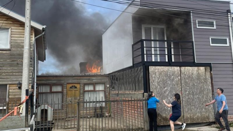 Incendio afectó dos viviendas este mediodía en Río Seco