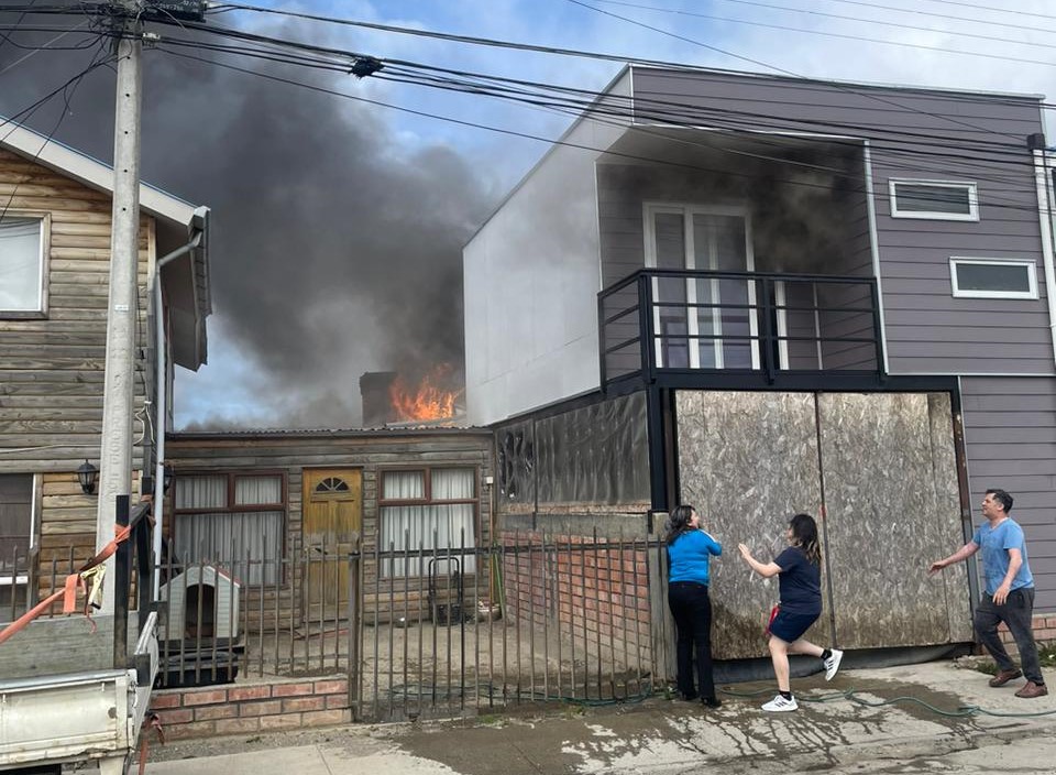 Incendio afectó dos viviendas este mediodía en Río Seco