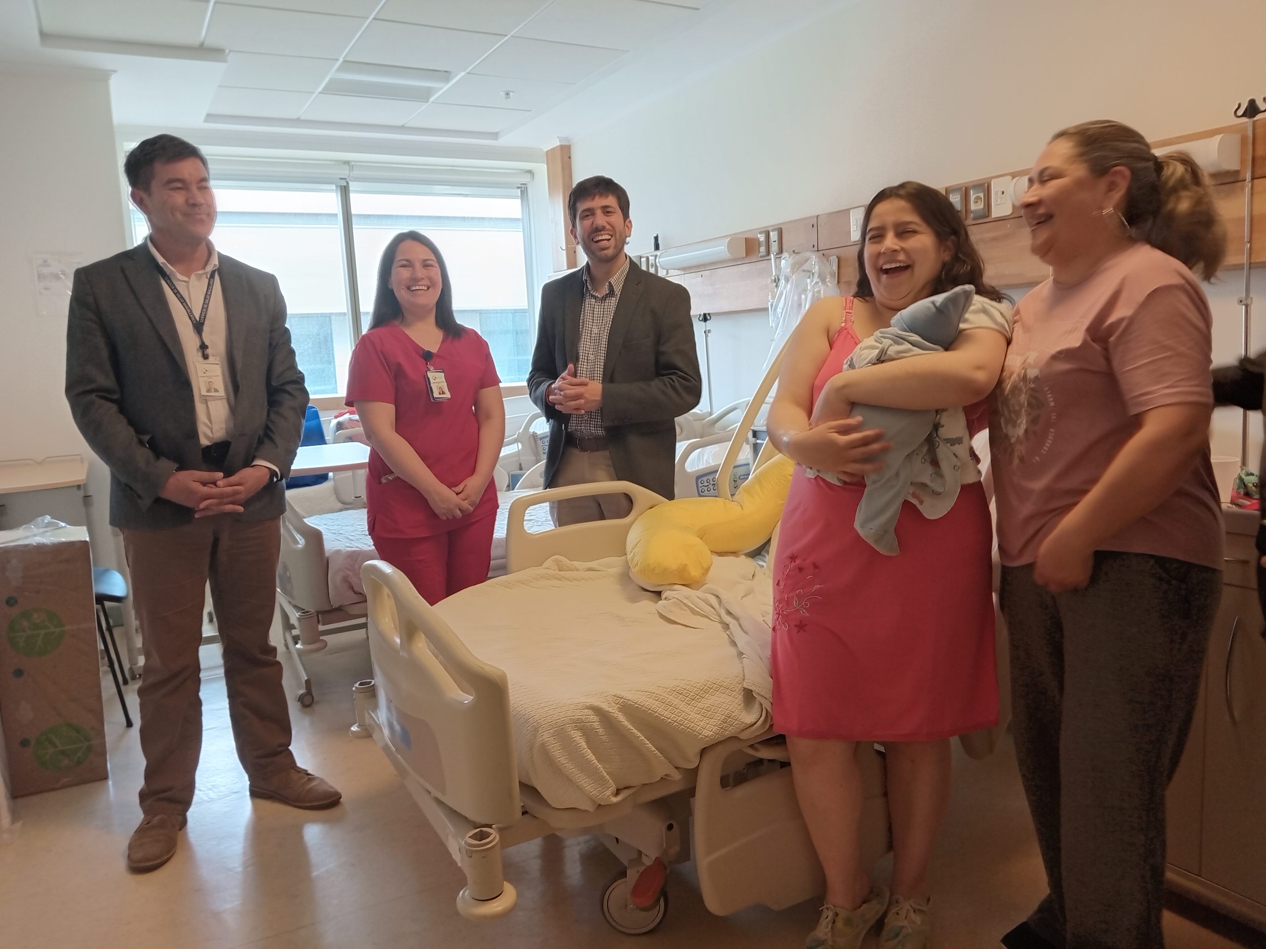 Hospital Clínico Magallanes celebra el primer nacimiento del año 2024 en Magallanes junto a autoridades