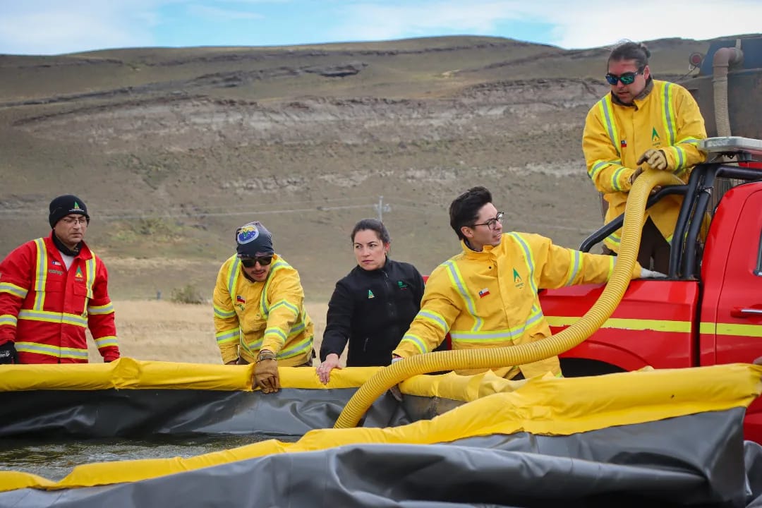 Realizan llenado de piscinas de abastecimiento de agua para combate de incendios en Última Esperanza