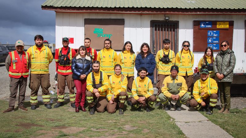 Autoridades reciben a brigadistas de CONAF Última Esperanza que participaron en combate a incendios en La Araucanía