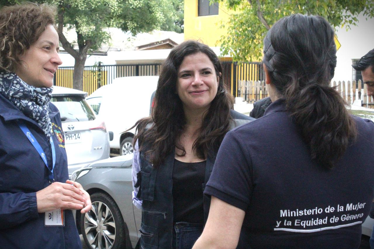 Ministra de la Mujer y la Equidad de Género entrega kits de higiene para mujeres afectadas por los incendios