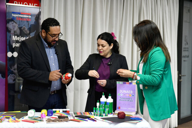 Mineduc, Superintendencia de Educación y Junaeb entregan orientaciones para la compra de útiles escolares, textos y uniformes