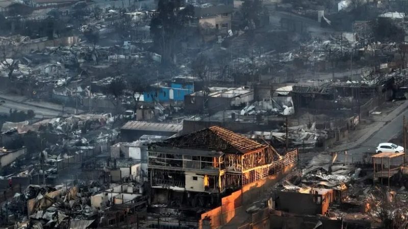 Construyendo sobre cenizas. ¿Son utilizados los incendios forestales como una herramienta informal para la expansión urbana de Chile Central?
