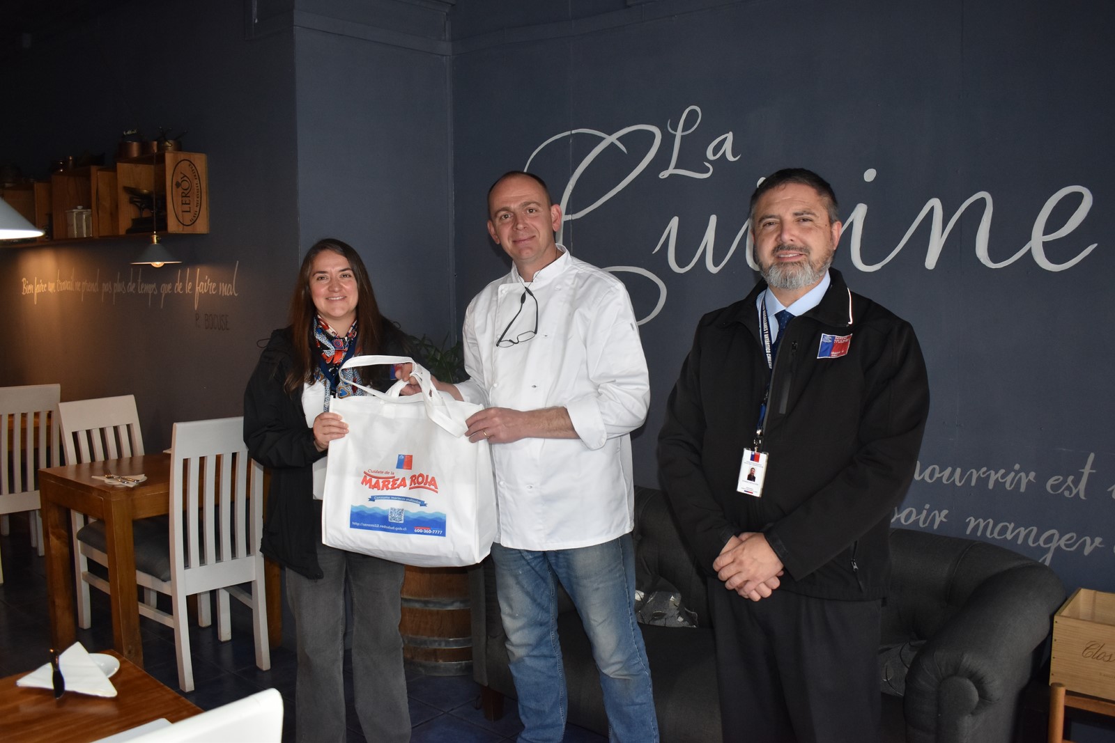 Restoranes y cafeterías de Punta Arenas recibieron material preventivo de Marea Roja para sus clientes