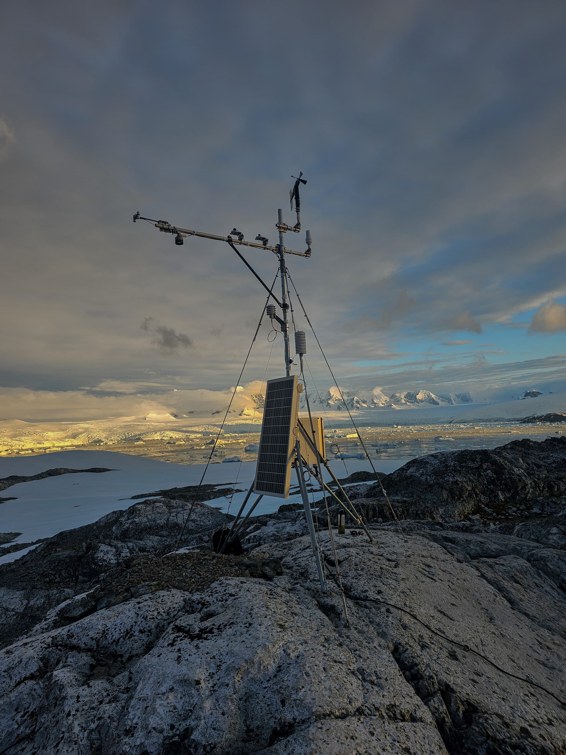 Chile cuenta con tres nuevas estaciones de la red de sensores para medir el cambio climático en la península Antártica