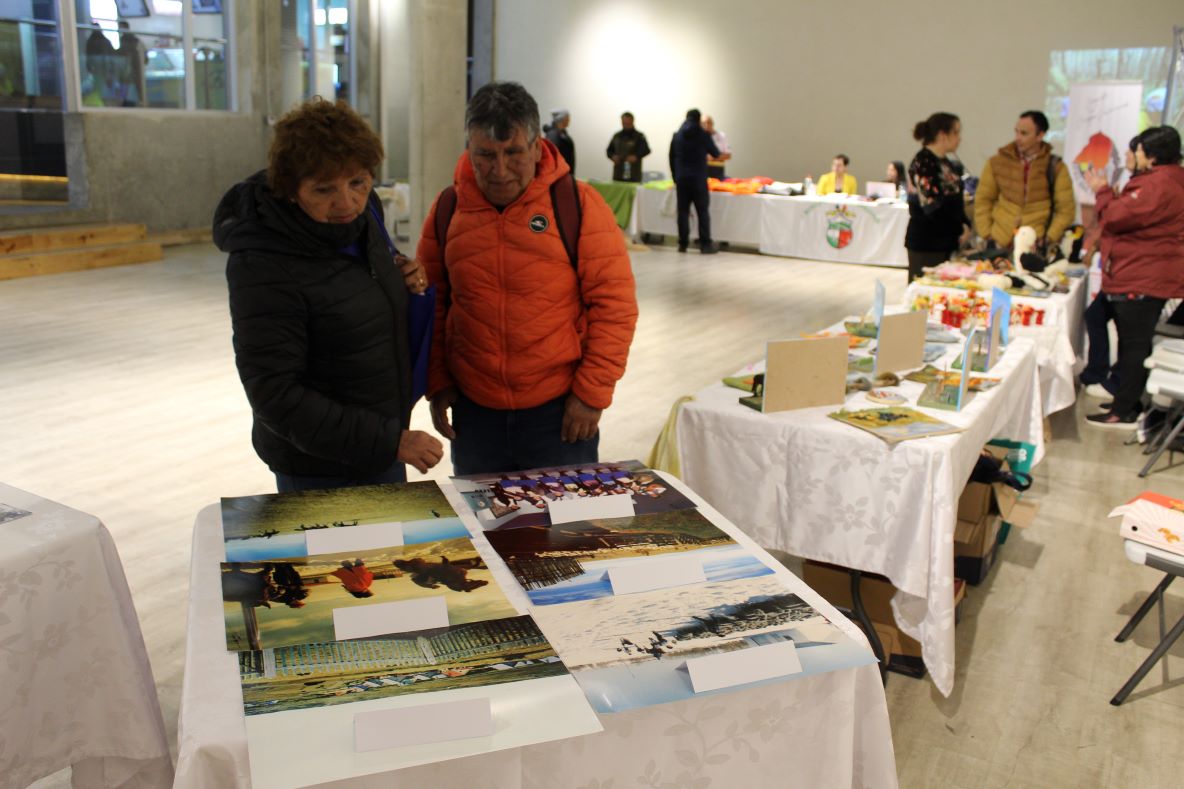 Inauguran Exposición de manualidades de vecinas y vecinos de San Gregorio en Zona Franca