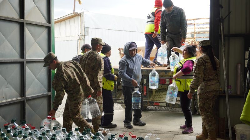 Cerca de 5.000 donaciones y 6.000 litros de agua fueron recaudados en Natales para enviar a la Región de Valparaíso