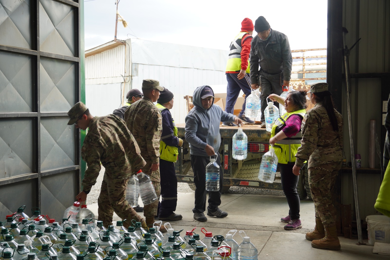 Cerca de 5.000 donaciones y 6.000 litros de agua fueron recaudados en Natales para enviar a la Región de Valparaíso