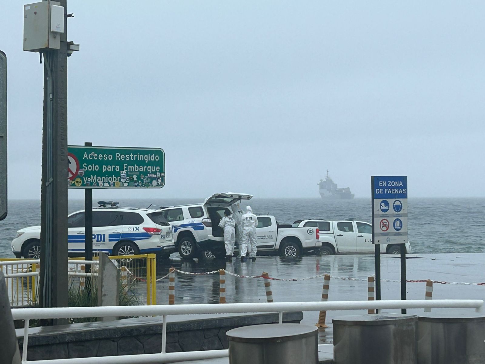 Motoniveladora cayó al Estrecho de Magallanes en sector Tres Puentes falleciendo su operario