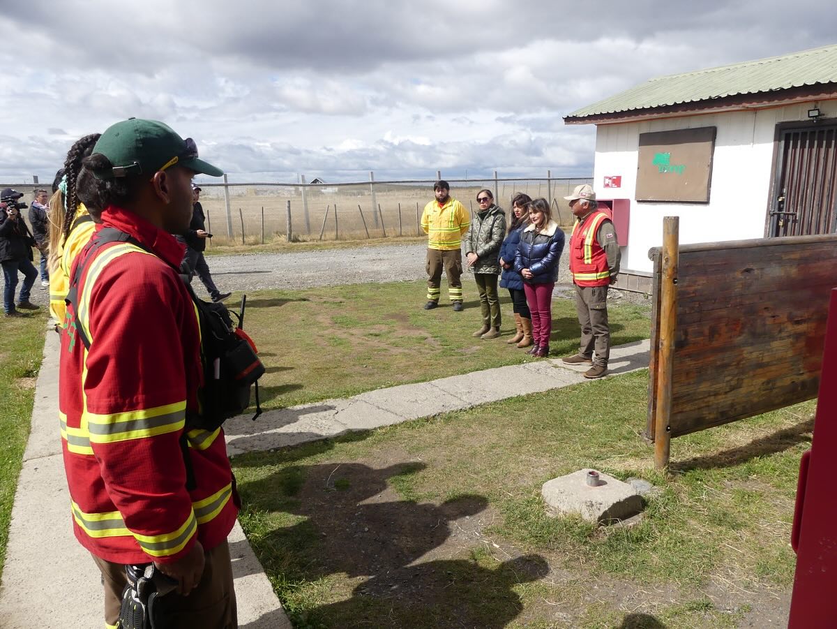 Alcaldesa de Torres del Paine recibió a brigadistas de CONAF que concurrieron a la Araucanía