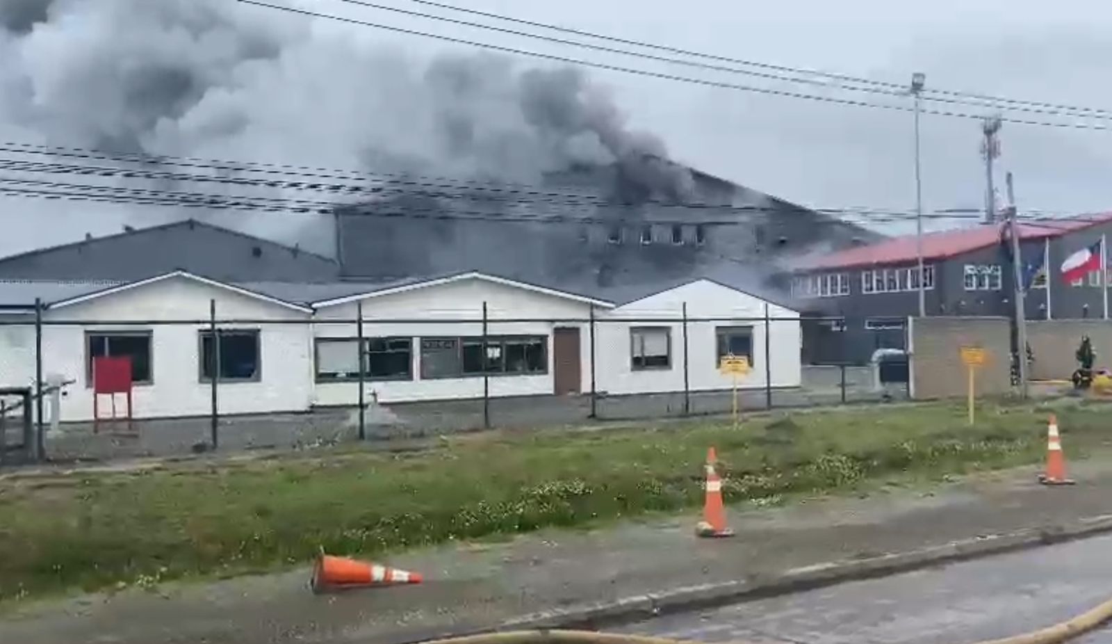 Incendio destruyó planta de procesos de Salmonera Entrevientos al norte de Punta Arenas
