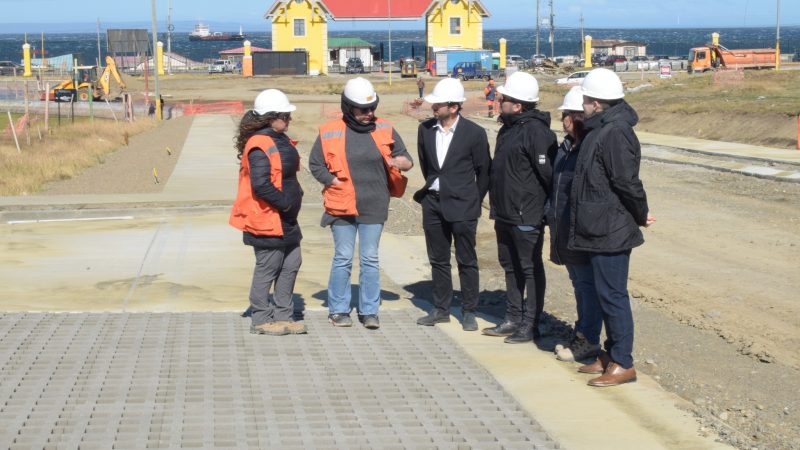Autoridades regionales y locales visitan trabajos en el Parque Humedal María Behety de Punta Arenas