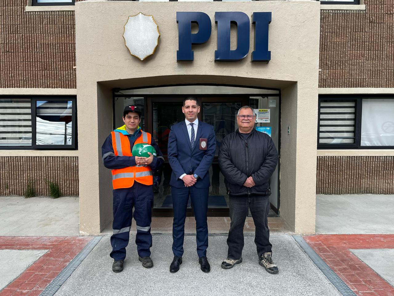 Trabajador de empresa recolectora de residuos devolvió bolso con 27 millones de pesos en la PDI de Punta Arenas