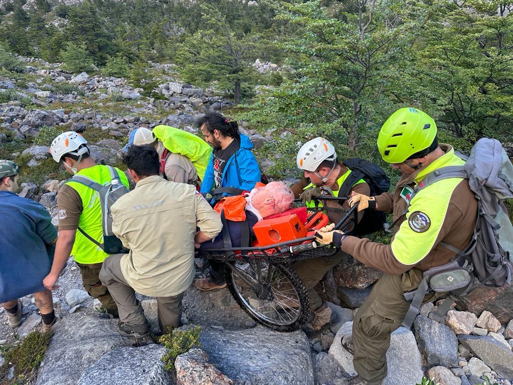 Personal de Carabineros y CONAF rescatan a turista irlandés accidentado en Torres del Paine