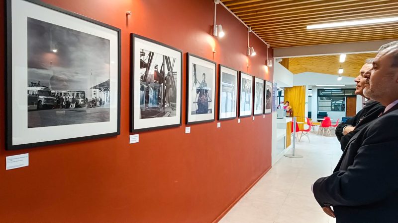 Exposición fotográfica que atesora el patrimonio de la Patagonia se exhibe sin costo en la sede del CFT en Porvenir