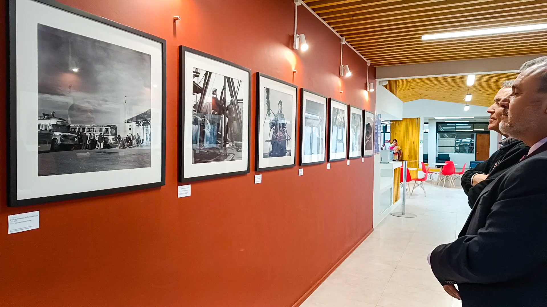 Exposición fotográfica que atesora el patrimonio de la Patagonia se exhibe sin costo en la sede del CFT en Porvenir