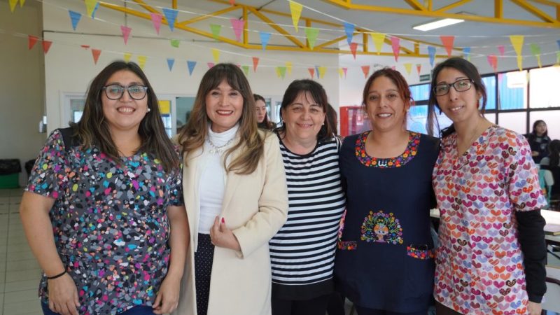 Alcaldesa de Puerto Natales Antonieta Oyarzo reconoció a estudiantes y profesoras destacados con los puntajes más altos en los establecimientos educacionales públicos de la comuna