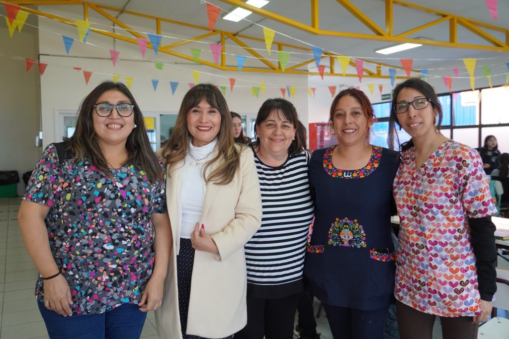 Alcaldesa de Puerto Natales Antonieta Oyarzo reconoció a estudiantes y profesoras destacados con los puntajes más altos en los establecimientos educacionales públicos de la comuna