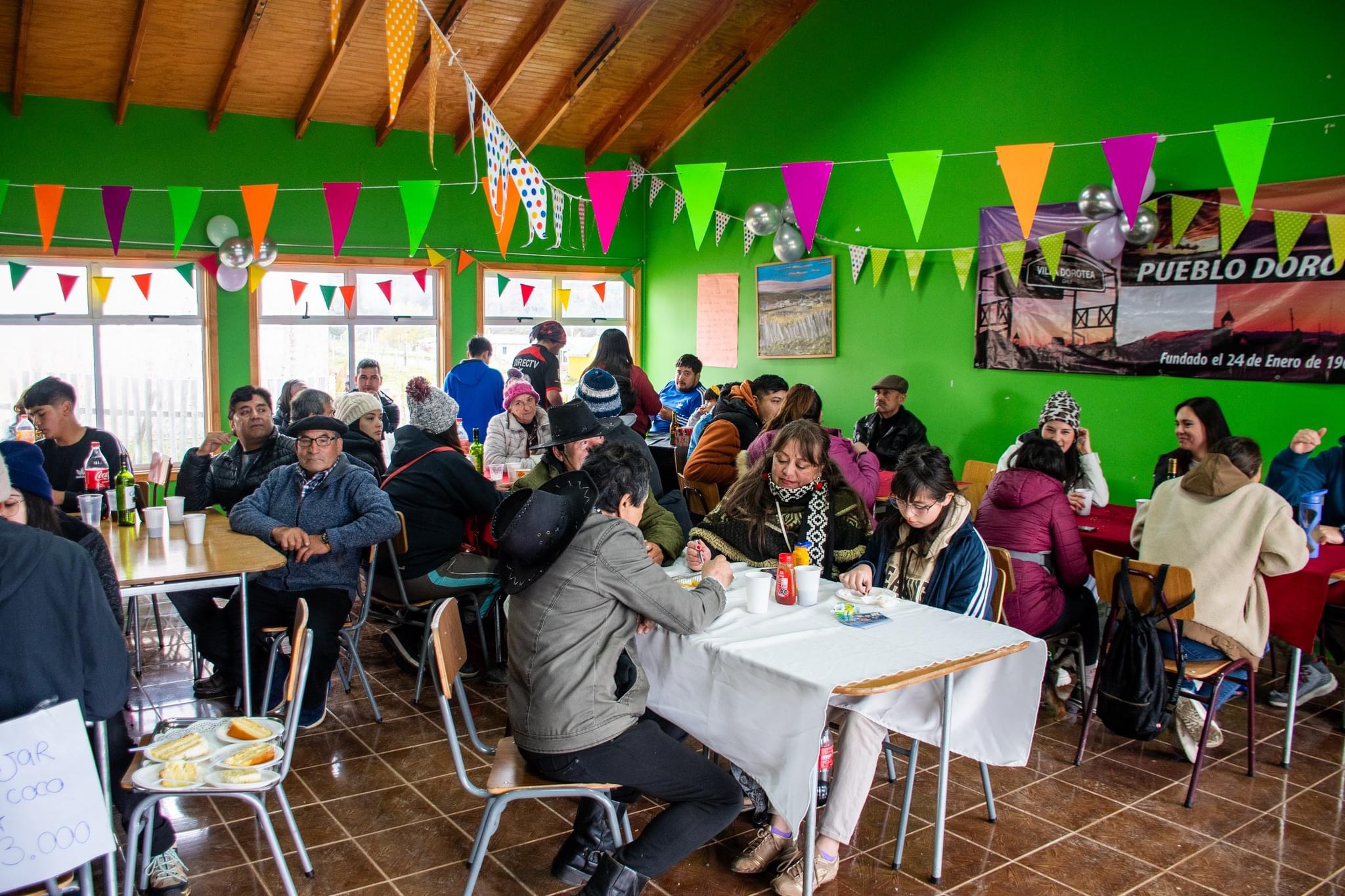 Exitosa feria de Emprendedores se realizó en Villa Dorotea en Puerto Natales | La iniciativa convocó alrededor de 300 personas