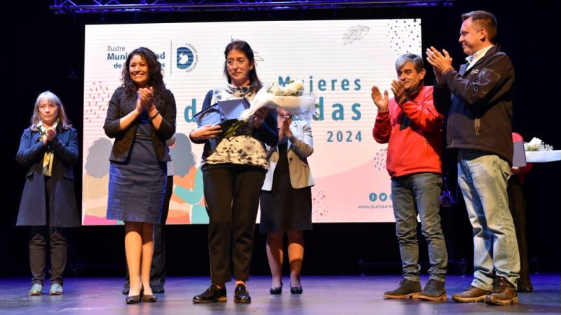 Trabajadora de ENAP y ex alumna de curso de conducción profesional fueron  homenajeadas por el Municipio de Punta Arenas y el Gobierno Regional
