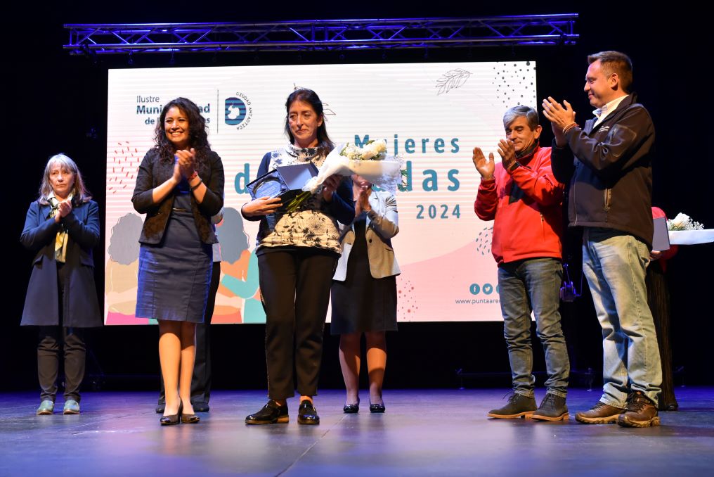 Trabajadora de ENAP y ex alumna de curso de conducción profesional fueron  homenajeadas por el Municipio de Punta Arenas y el Gobierno Regional
