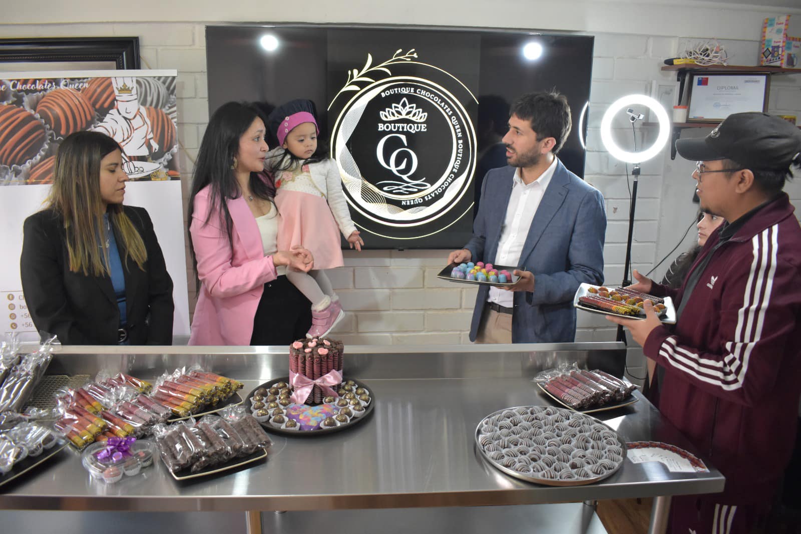 Delegado Presidencial destaca egresada del Programa Jefas de Hogar de SERNAMEG en Magallanes