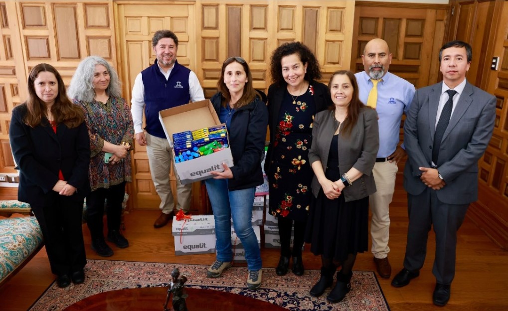 Tribunales de Punta Arenas recolectaron y donaron útiles para estudiantes de las escuelas 18 de Septiembre y Hernando de Magallanes
