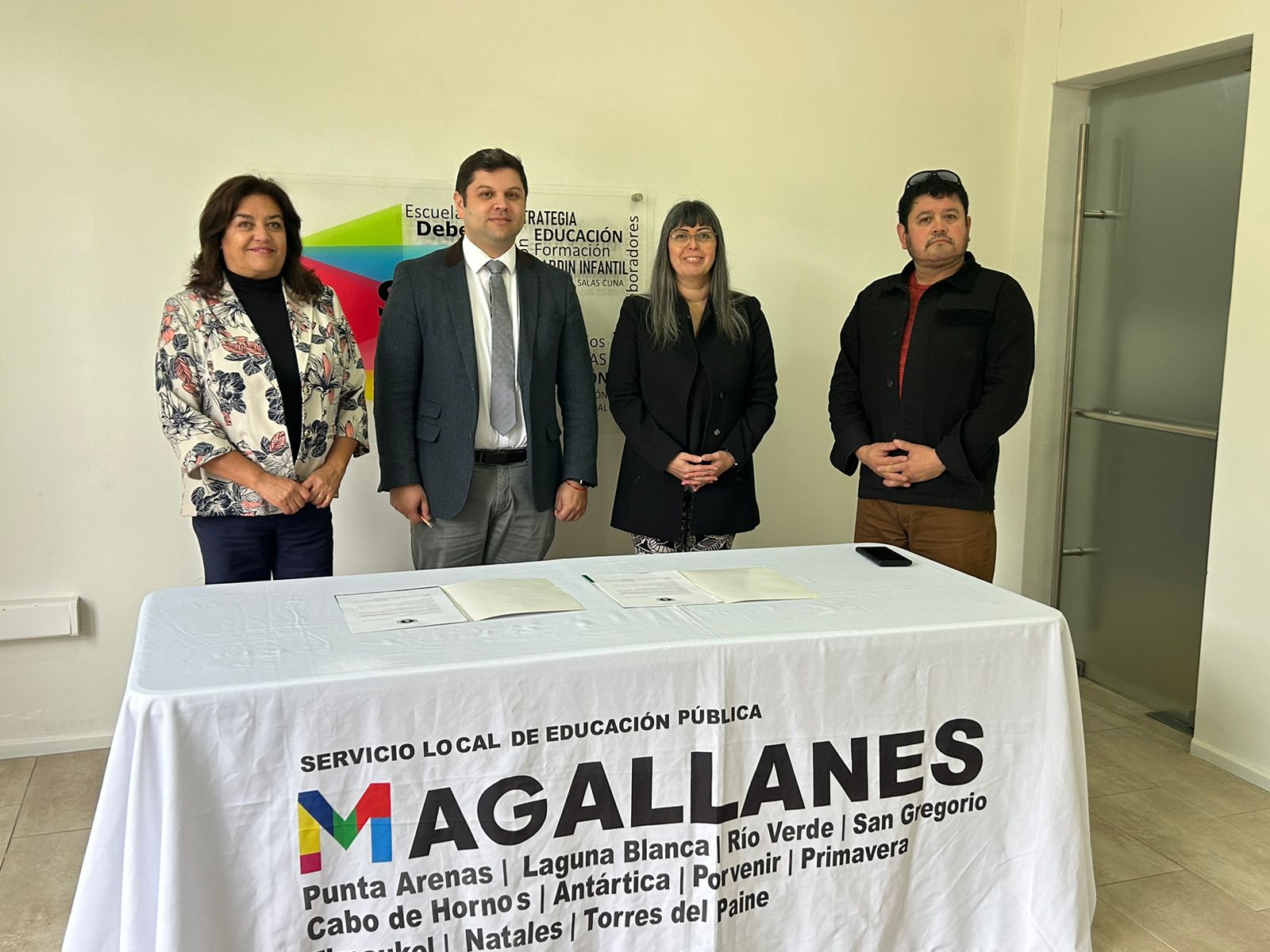 Sindicato de Trabajadores de ENAP Magallanes donó impresoras multifuncionales a dos escuelas de Punta Arenas
