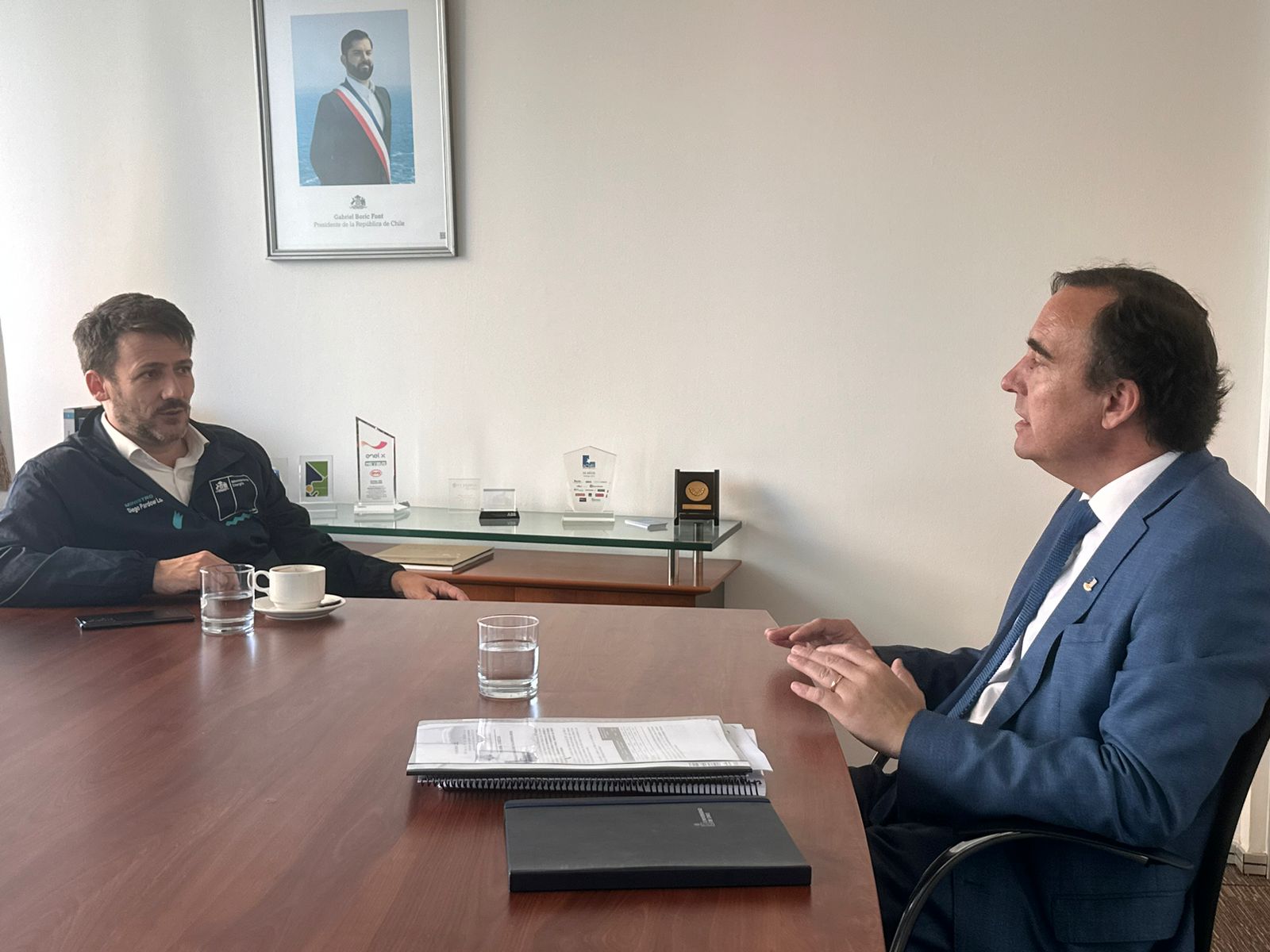 Gobernador Jorge Flies se reunió con el Ministro de Energía Diego Pardow | Hidrógeno Verde, electrificación en periurbanos y subvención al combustible rural