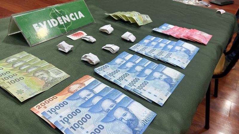 Carabineros sorprende infraganti transacción de droga en plaza Sampaio en el centro de Punta Arenas