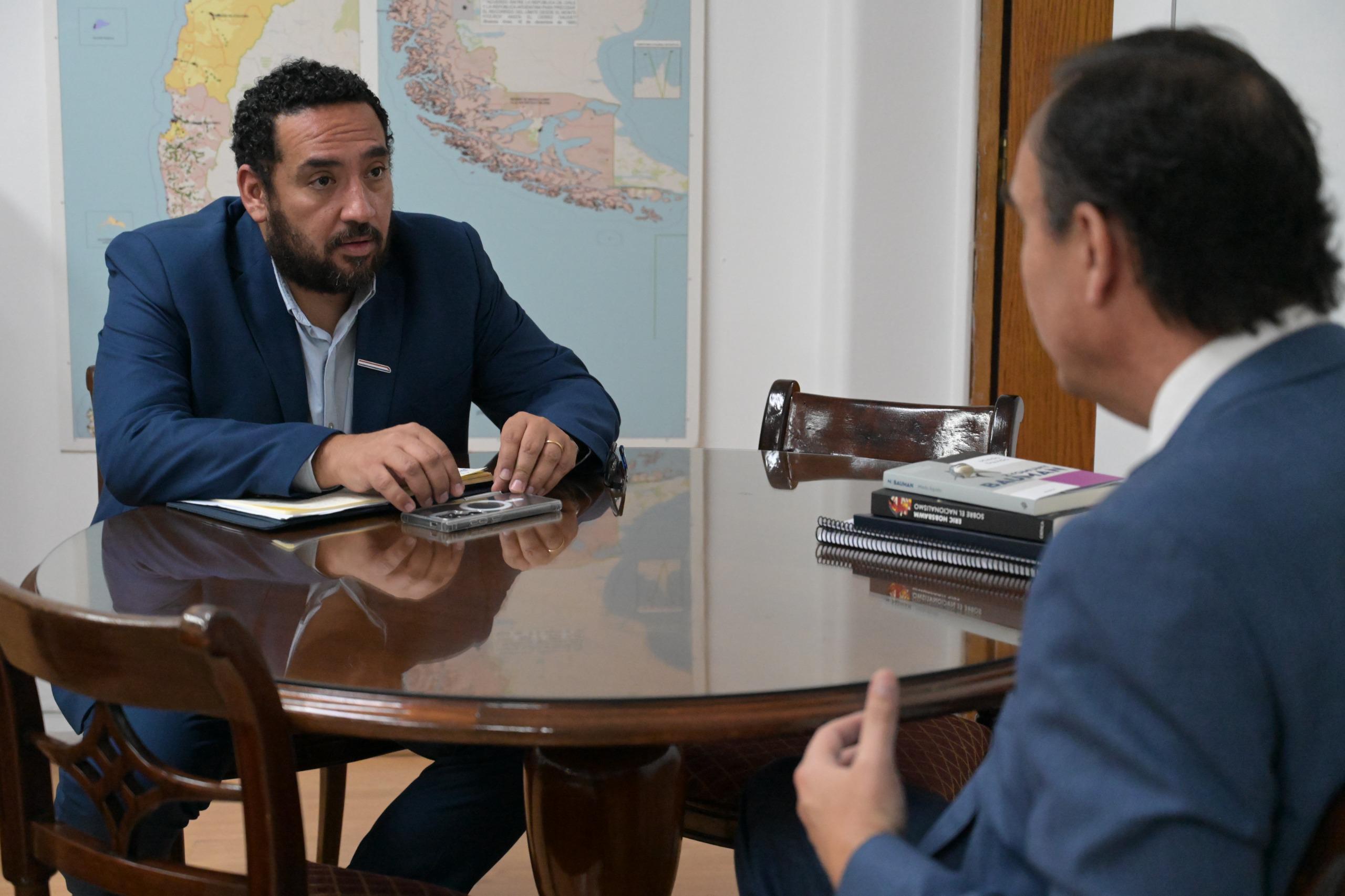 Tras reunión con el Ministro de Educación |  Gobernador Jorge Flies espera poder disponer de gimnasios para la comunidad fuera de horario escolar
