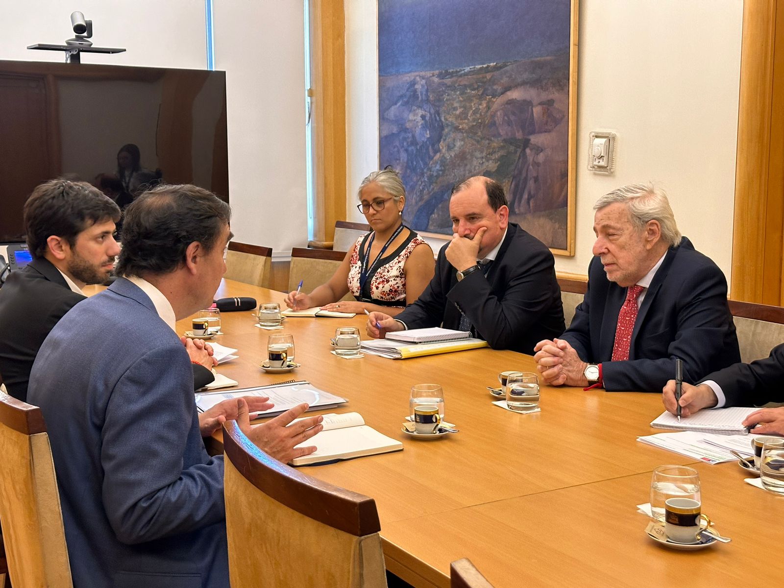 Ministro de Relaciones Exteriores se comprometió a subsanar puntos observados en el Reglamento de Turismo Antártico | Reunión con el Gobernador Jorge Flies y el Delegado José Ruiz Pivcevic