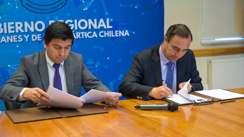 GORE Magallanes y EDELMAG firmaron contrato para tendido eléctrico en sectores periurbanos de Punta Arenas | Beneficiará a 18 familias