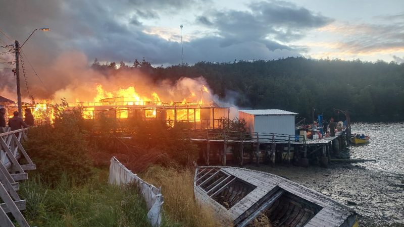 Incendio destruyó completamente Hostería Edén en Puerto Edén | Dos lesionados leves