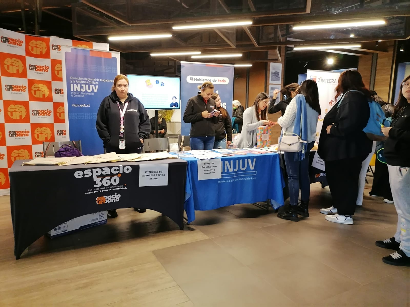 SERNAMEG en la Feria de INJUV Magallanes en el Espacio Pionero de Punta Arenas