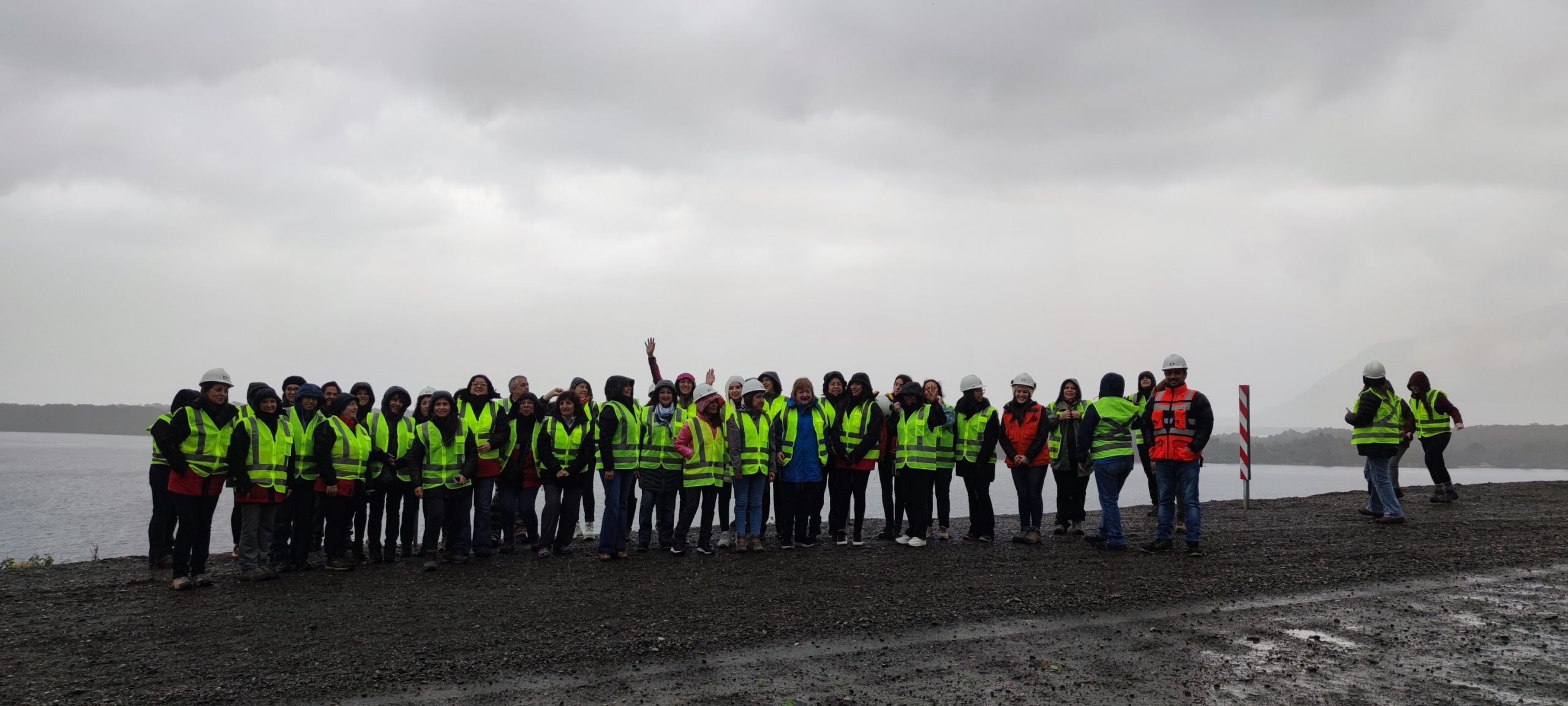 Trabajadoras del MOP visitan las obras de construcción del camino Hollemberg-Río Pérez
