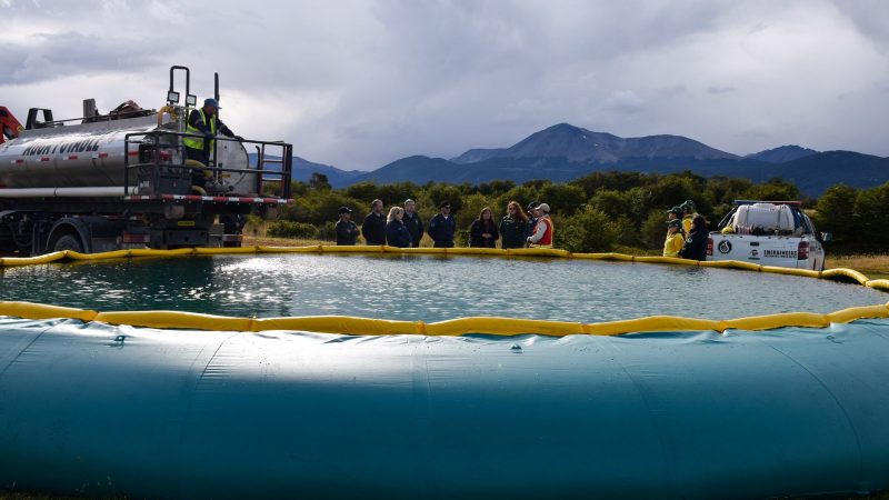 CONAF Cabo de Hornos implementa piscina autosoportante de 100 mil litros en Puerto Williams para combatir incendios forestales