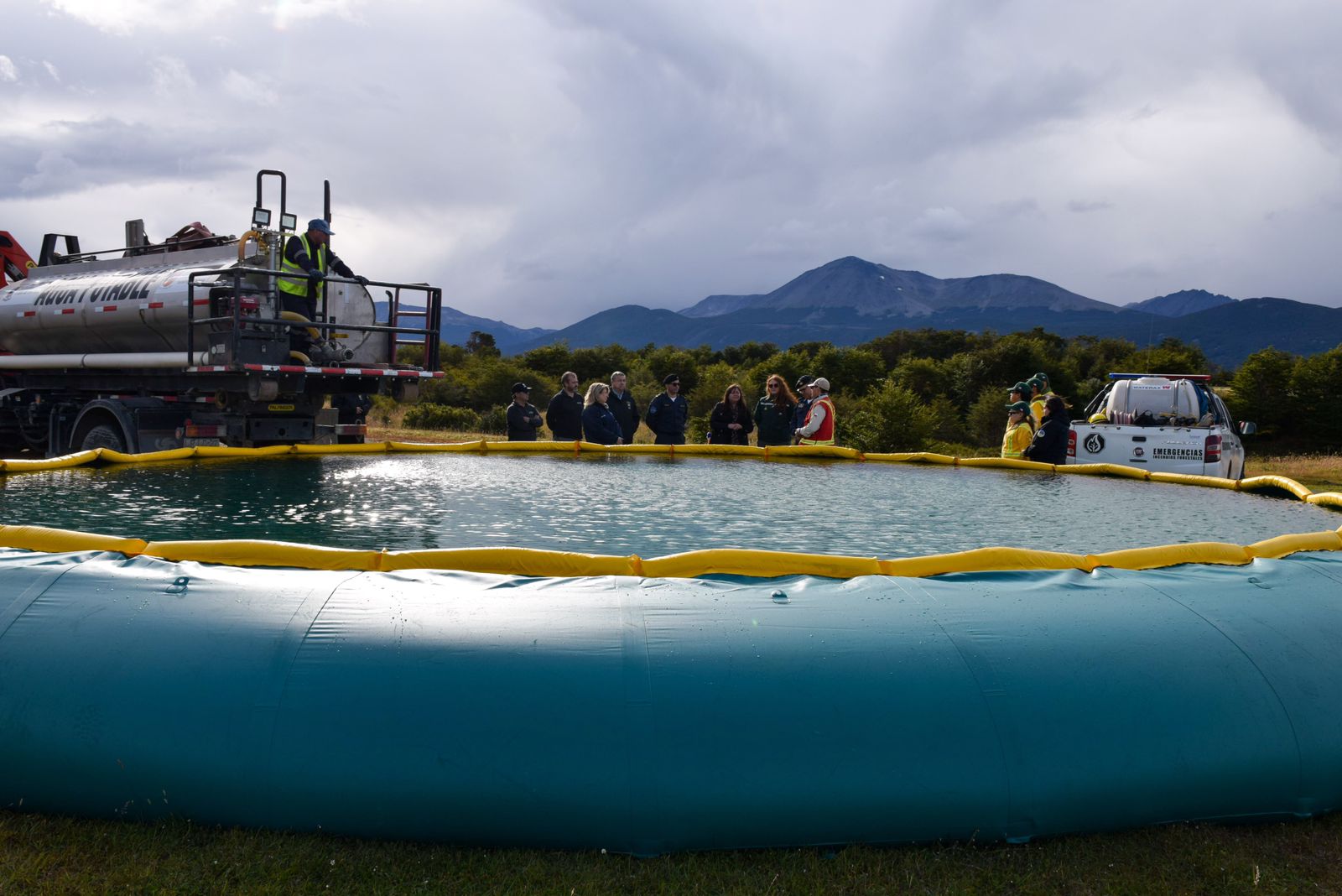 CONAF Cabo de Hornos implementa piscina autosoportante de 100 mil litros en Puerto Williams para combatir incendios forestales