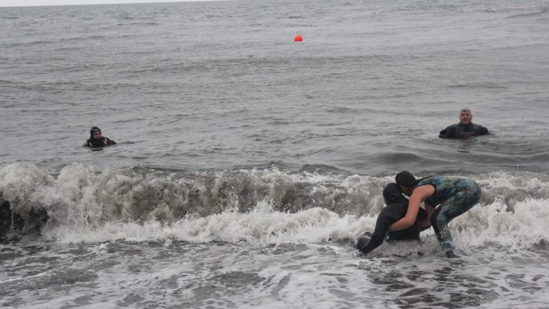 Capitanía de Puerto realiza examen de aptitud a postulantes a Salvavidas en la bahía de Punta Arenas