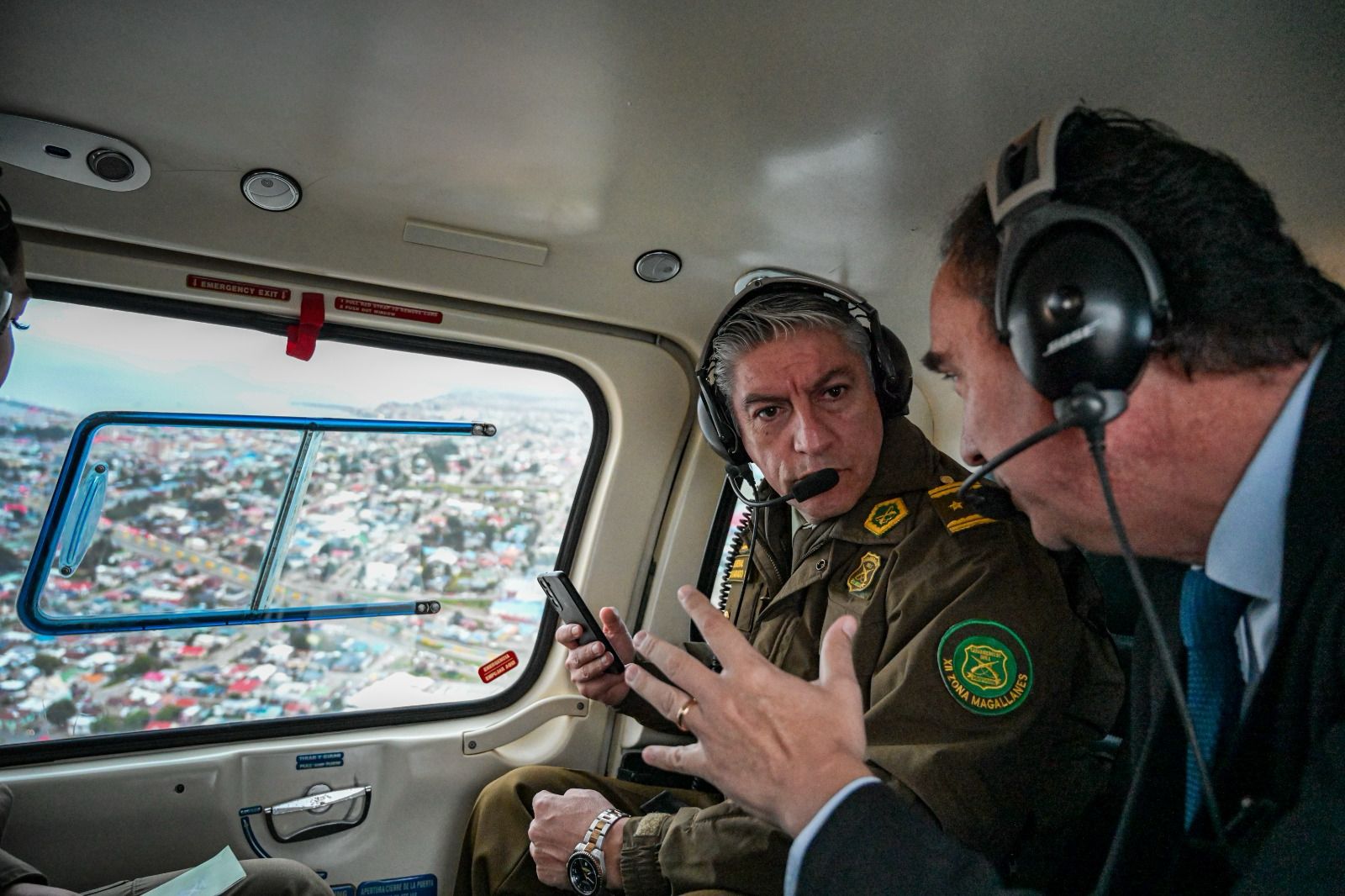 En el marco del ingreso a clases | Gobernador Jorge Flies y General de Carabineros realizaron sobrevuelo por Punta Arenas