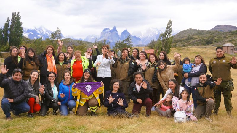 Conmemoran Día de la Mujer en el Parque Nacional Torres del Paine con trabajadoras de CONAF