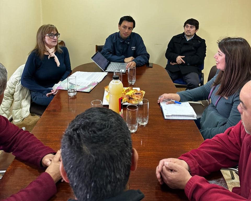 Tesorera Regional de Magallanes difunde beneficios de Ley 21.616 con la Asociación gremial de taxistas de Porvenir