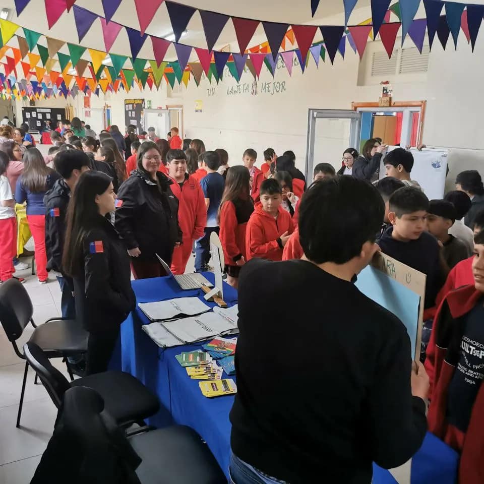 Servicios públicos e instituciones realizan visita a colegios y liceos de Porvenir en el Día Internacional de la Mujer