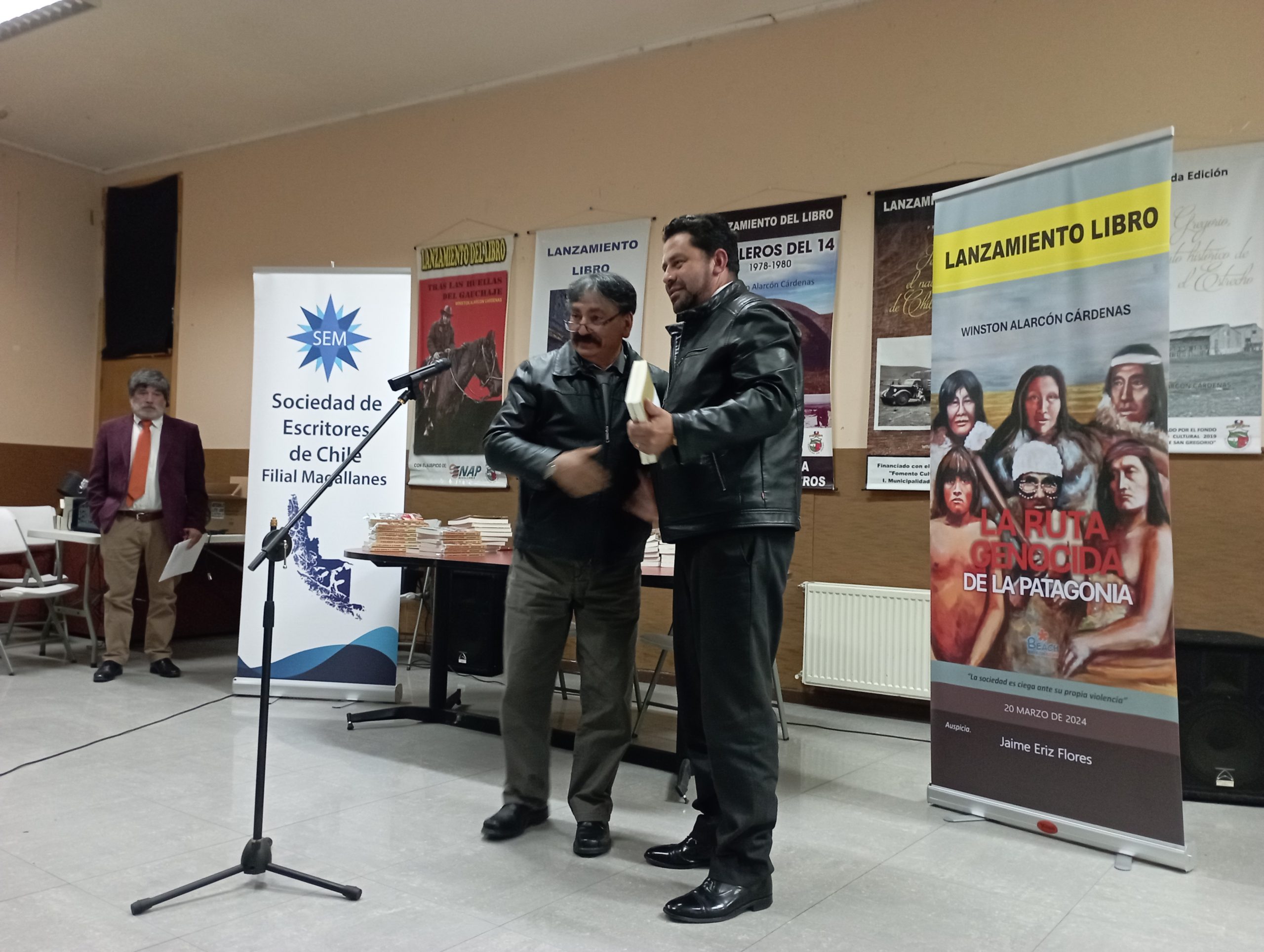 Escritor Winston Alarcón Cárdenas de San Gregorio, presentó su más reciente publicación “La Ruta Genocida de la Patagonia”