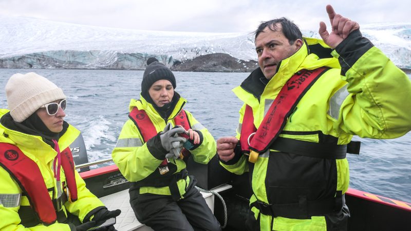 Subsecretarias de Relaciones Exteriores y de Ciencias visitaron la Antártica durante expedición del INACH