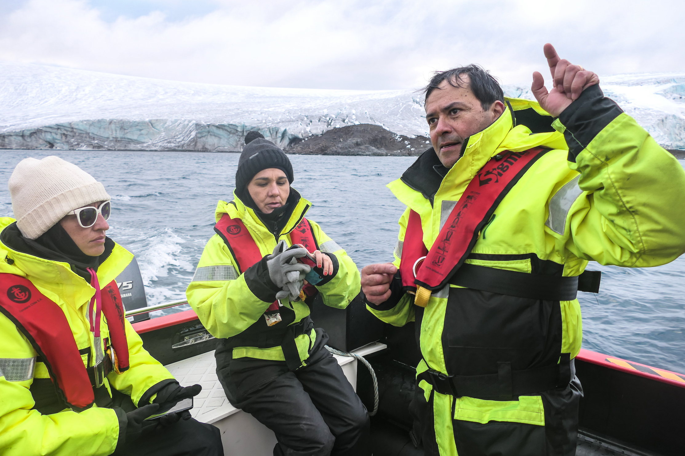 Subsecretarias de Relaciones Exteriores y de Ciencias visitaron la Antártica durante expedición del INACH