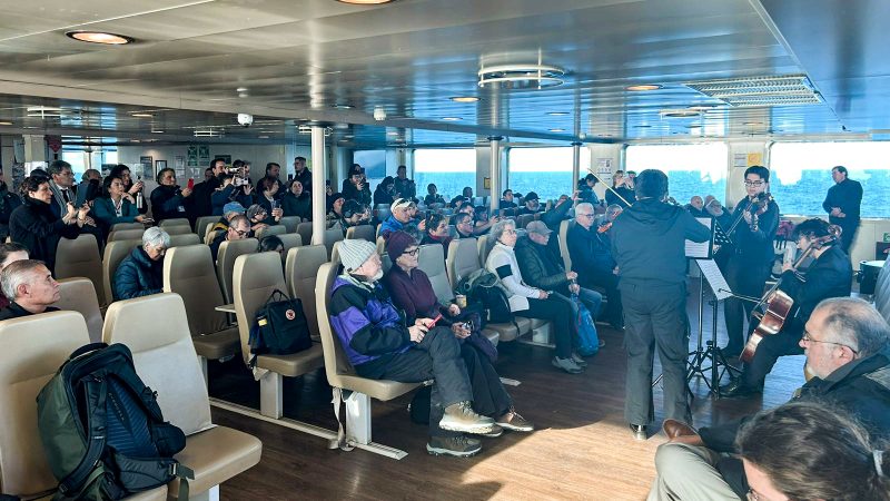 Jóvenes talentos musicales sorprendieron a pasajeros del ferry rumbo a Porvenir