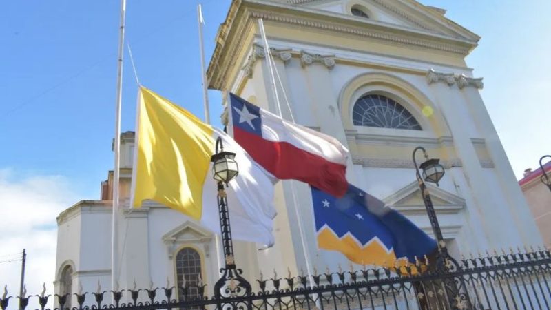Autoridades regionales asisten a misa de responso en la Catedral de Punta Arenas por 3 Carabineros muertos en la Araucanía